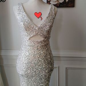 Betsy & Adam Long Silver Crystal Sequin Evening/Formal Dress Sz-0
